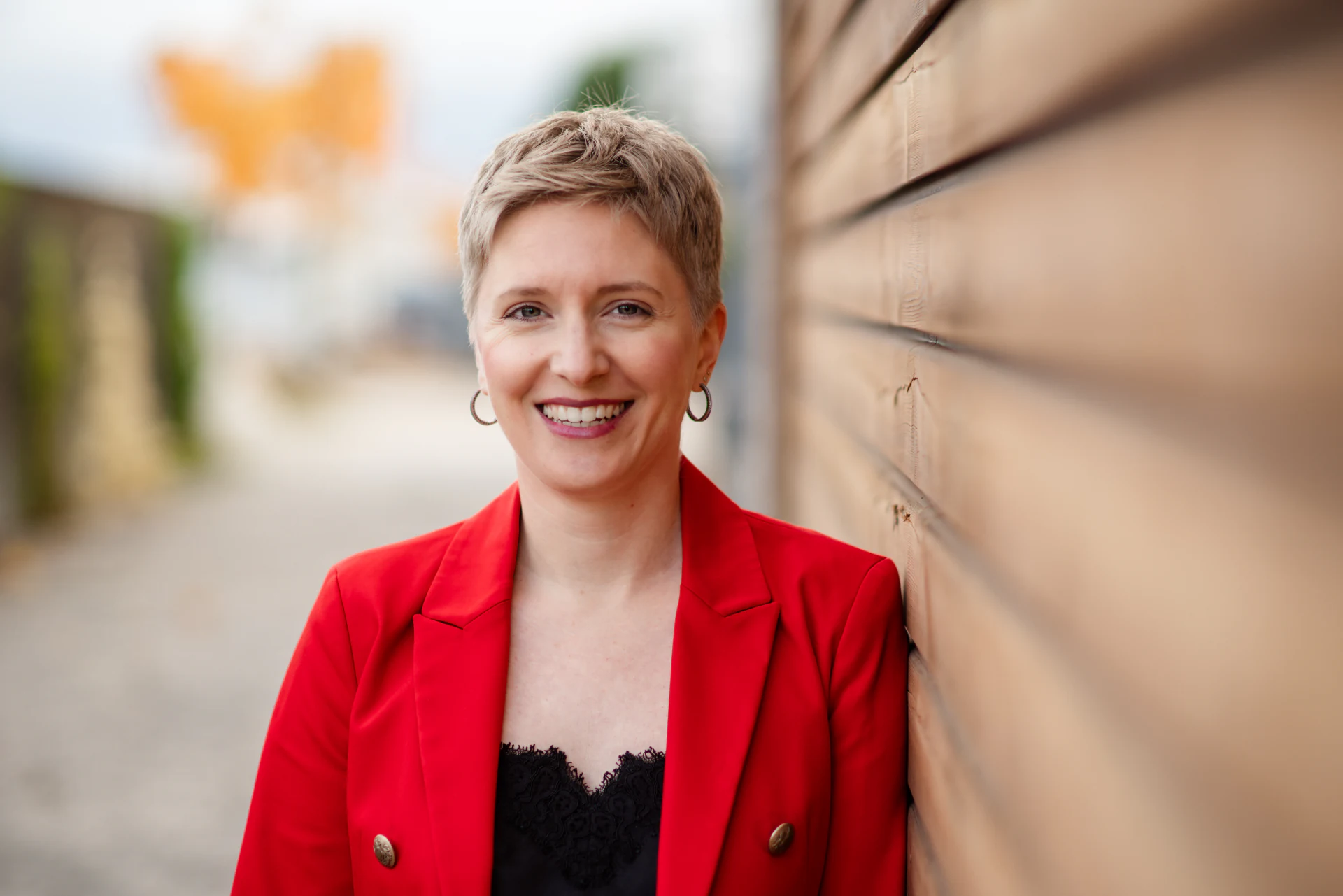 Kathrin Pfaff, nahe Aufnahme vor einer Holzfassade