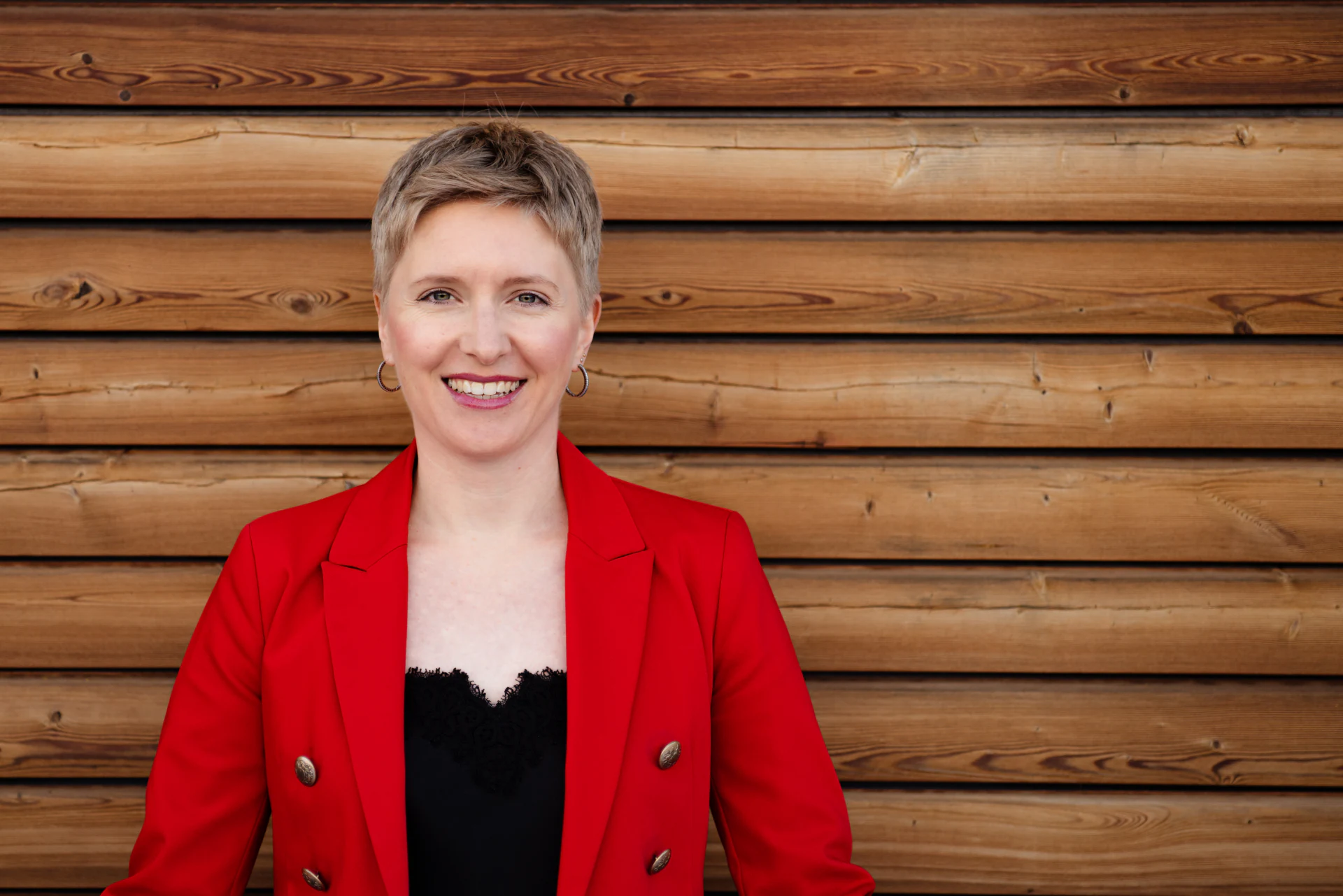 Kathrin Pfaff vor einer Holzfassade